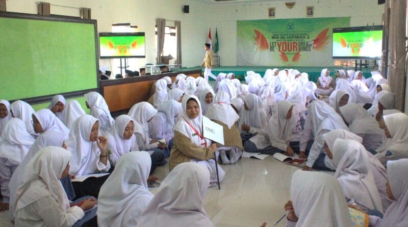 317 SISWA MENGIKUTI MPLM MA AL-HIKMAH 2 BENDA