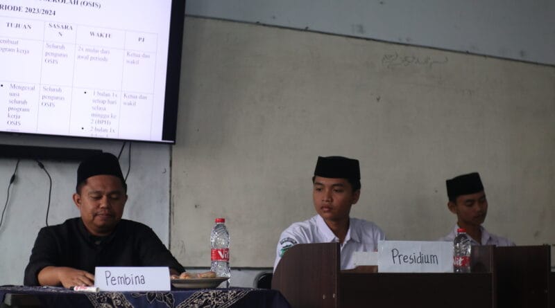 OSIS & MPK MALHIKDUA SUKSES SELENGGARAKAN PLENO PERDANA