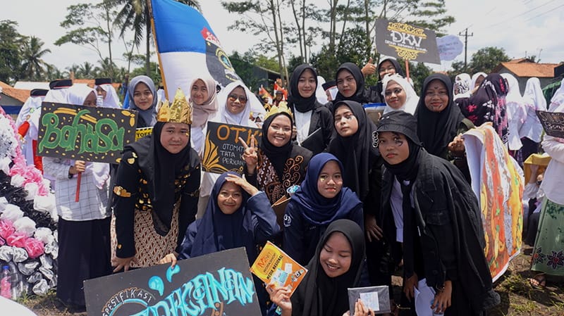 SAMBUT HARI SANTRI 2022, SISWA SISWI MA AL HIKMAH 2 BENDA SIRAMPOG BREBES MENGIKUTI PAWAI SANTRI AL HIKMAH 2