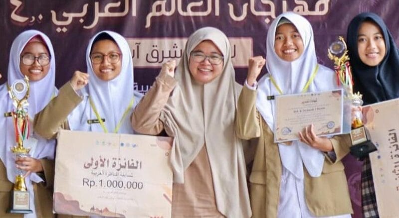 SISWA MALHIKDUA SABET JUARA 1 DEBAT BAHASA ARAB AJANG KEJUARAAN FESTIVAL DUNIA ARAB TINGKAT ASEAN